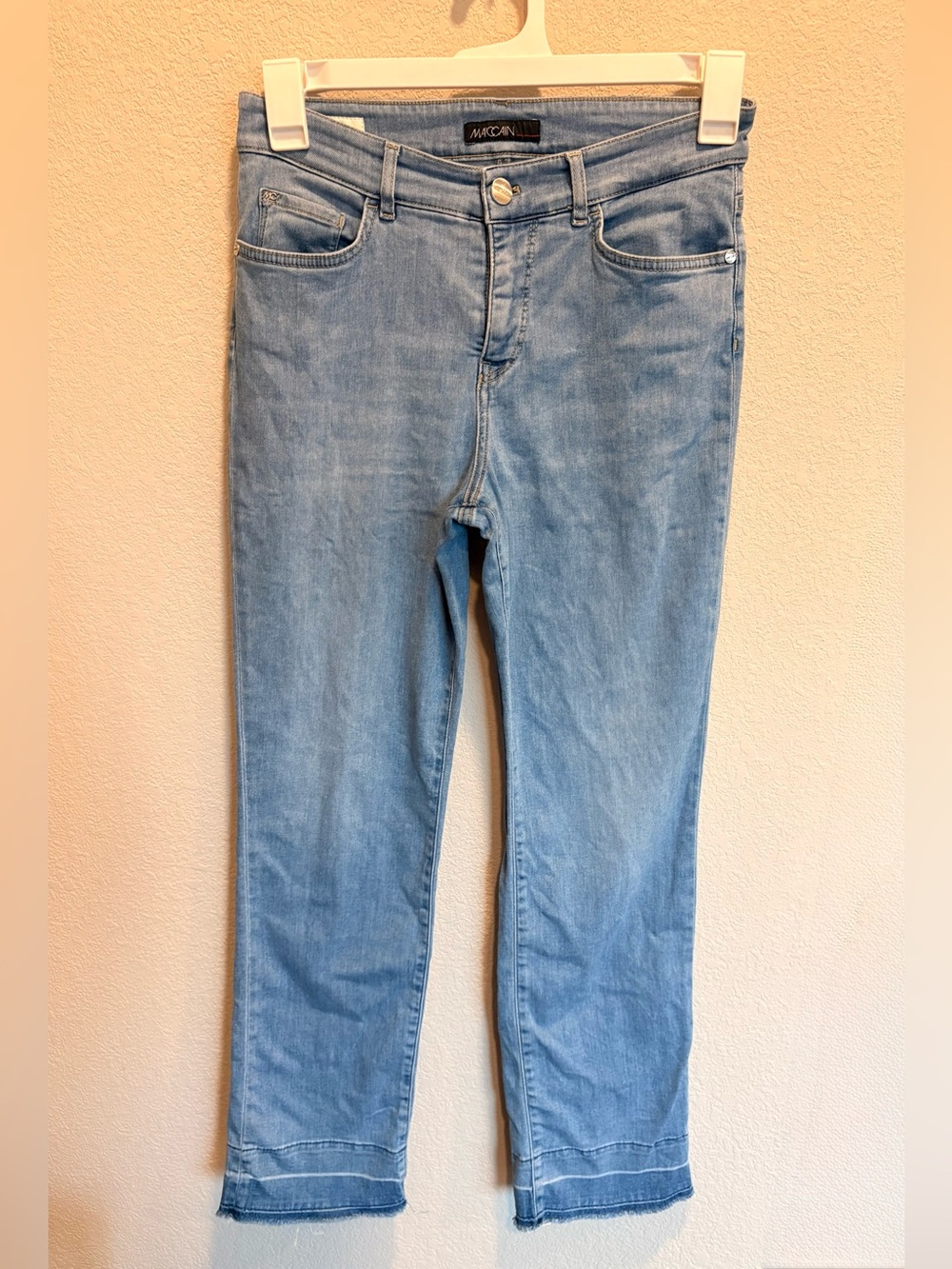 Marc Cain Light Wash Feminine Fit Regular Waist Raw Hem Denim Jeans Size 28